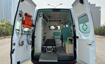 Ford transit cứu thương nhập khẩu 2025